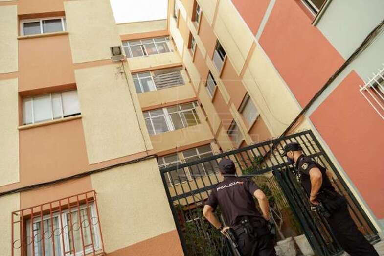 Imagen del edificio donde la pasada noche se produjo una explosión con el resultado de dos personas en estado grave (Foto EFE / Ramón de la Rocha)